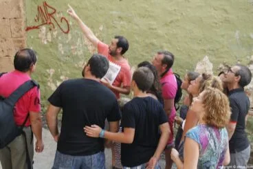 05 Sau señala algo en las puertas del castillo