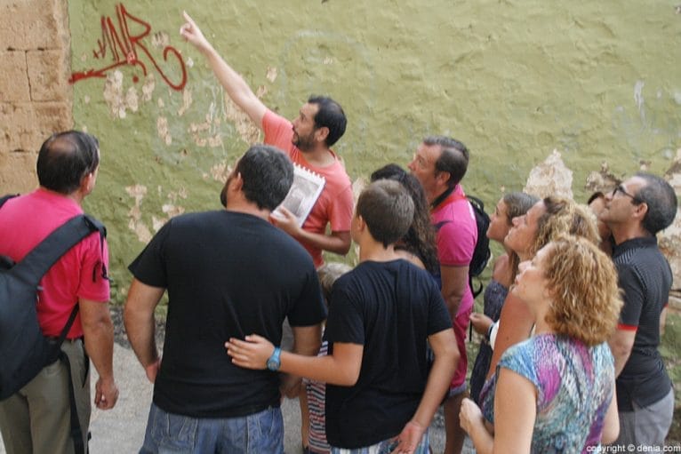 05 Sau señala algo en las puertas del castillo