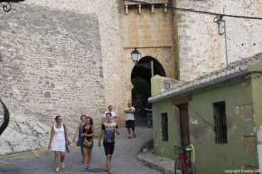 08 Dejamos atrás la puerta del castillo