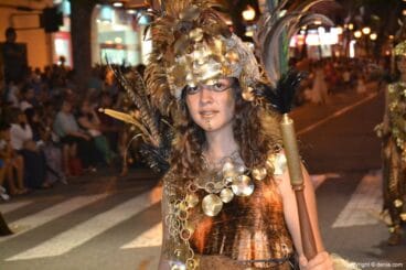 Desfile de gala Filà Alkamar – Bañadas en oro