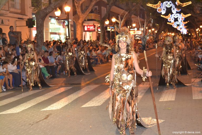Desfile de gala Filà Alkamar - Bañadas en oro