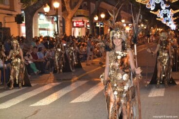 Desfile de gala Filà Alkamar – Bañadas en oro