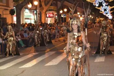 Desfile de gala Filà Alkamar – Bañadas en oro