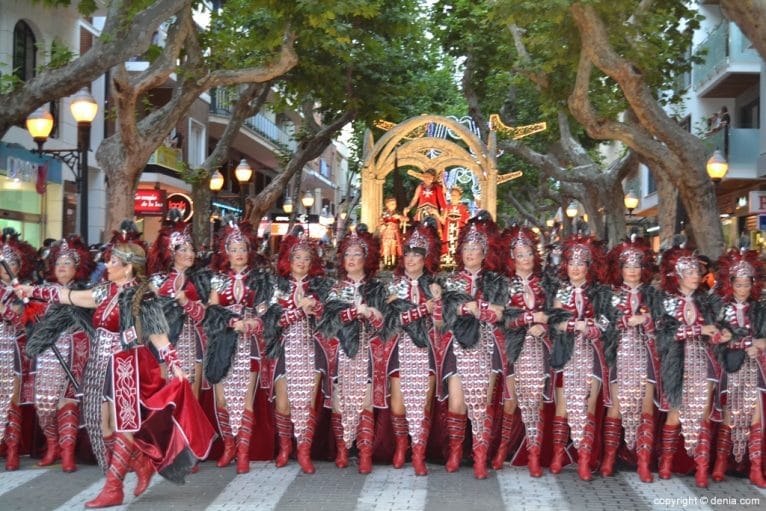 Desfile de Gala Guerrers Hospitalaris - Escolta de la abanderada