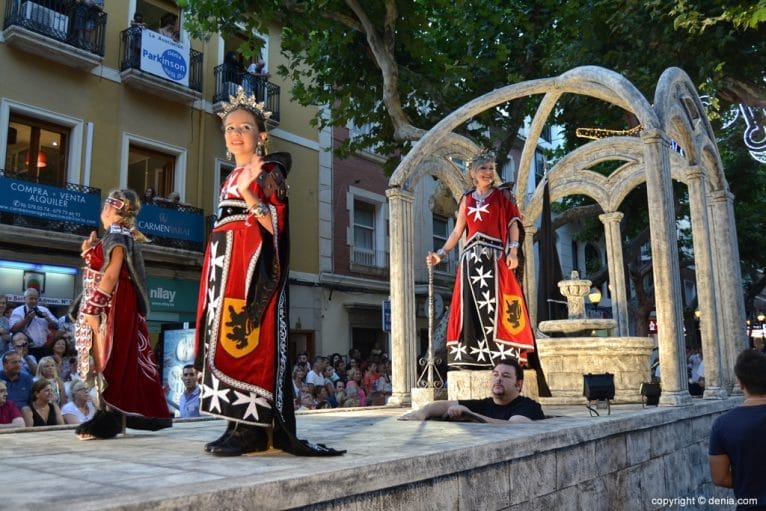 Desfile de Gala Guerrers Hospitalaris - Carroza de la abanderada
