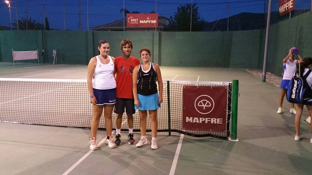 Andrea Redondo y Neus Ramos junto a su entrenador