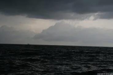 Anochece cuando salimos de nuevo al mar