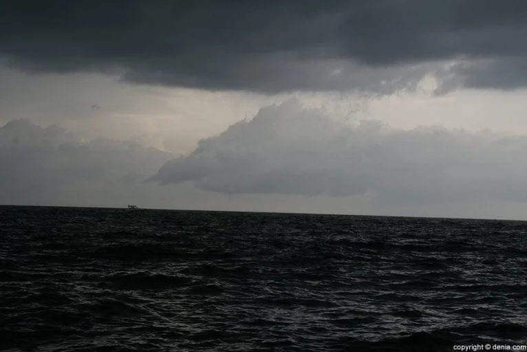 Anochece cuando salimos de nuevo al mar