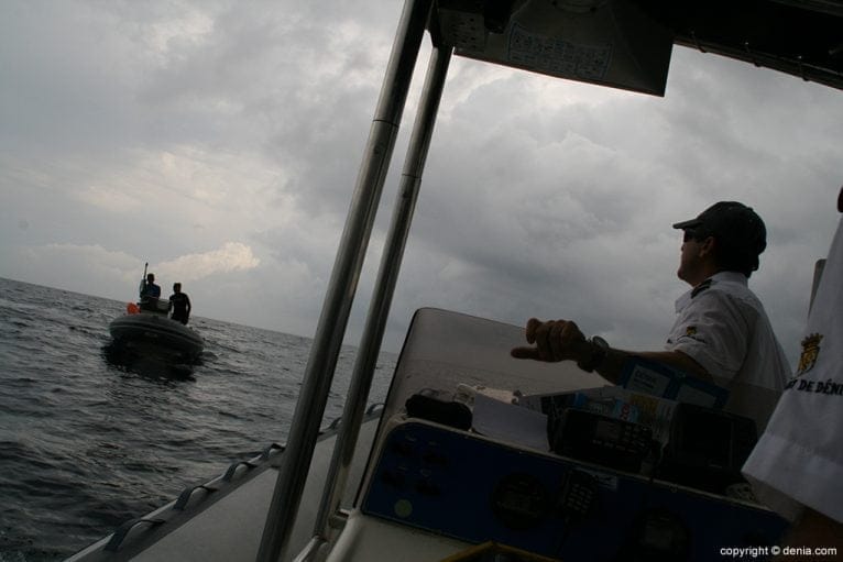 Avisa a un pescador deportivo de que no puede pescar dentro de la reserva