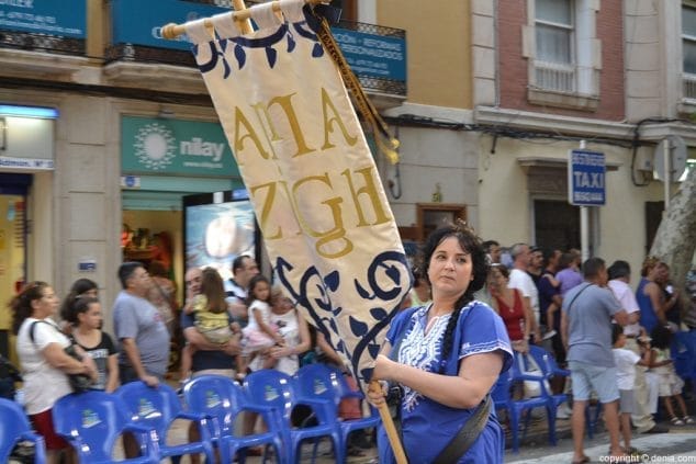 Cerca de 800 niños participan en el desfile infantil de ‘Moros i Cristians’ 4 Banderin de la fila Amazigh