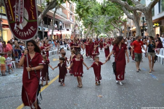 Cerca de 800 niños participan en el desfile infantil de ‘Moros i Cristians’ 77 Banderín y niños de Alkamar