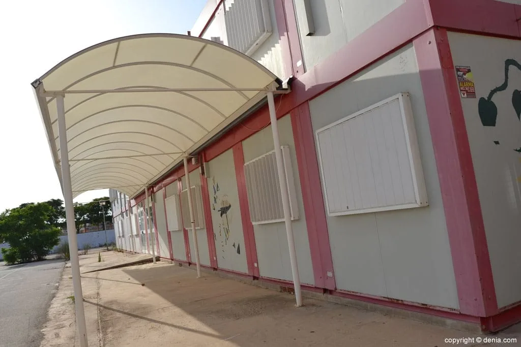 Comienzan a retirar las aulas prefabricadas del antiguo Tercer IES 1 Barracones del antiguo IES Número 3