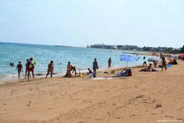Bañistas en la playa Els Molins