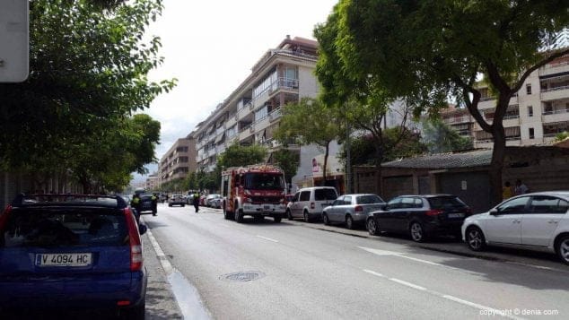 El incendio de una caseta prefabricada en Miguel Hernández hizo saltar las alarmas 2 Bomberos en Avd. Miguel Hernández