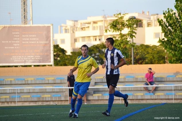 Cardona disputando un balón a un jugador del Hércules B