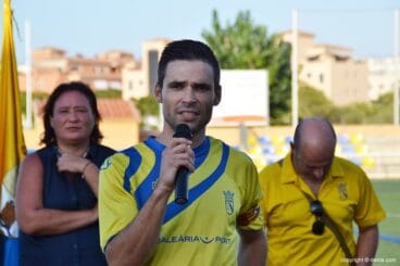 Carlos Ribes hablando a la afición
