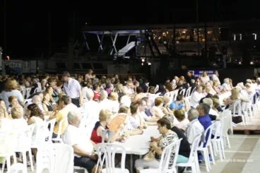 Centenares de personas cenan en la cena de asociaciones