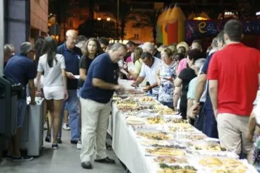 Cientos de personas cenan en la cena de asociaciones