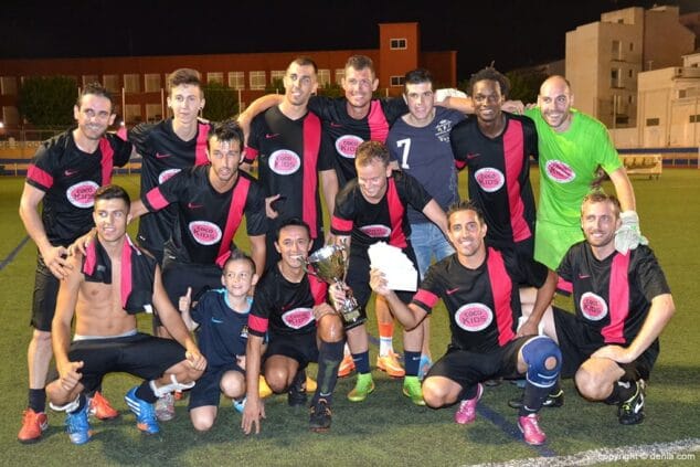Coco Kids amb el trofeu de campions