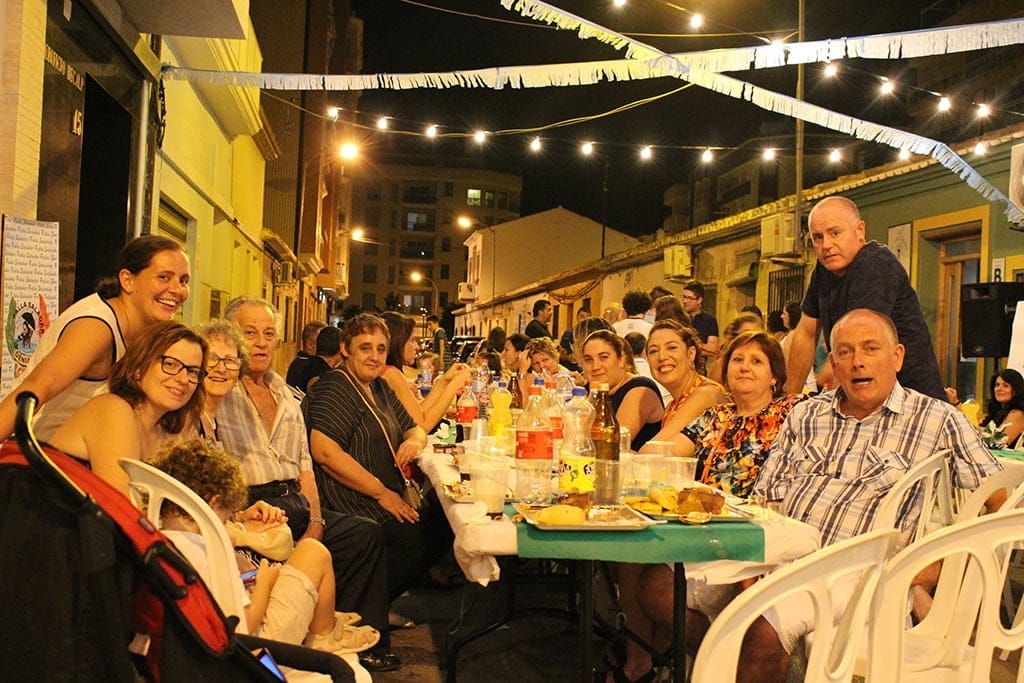 Comisión Falla Saladar de fiesta en la calle