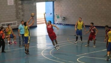 Edu Vicens en el momento de lanzar un triple