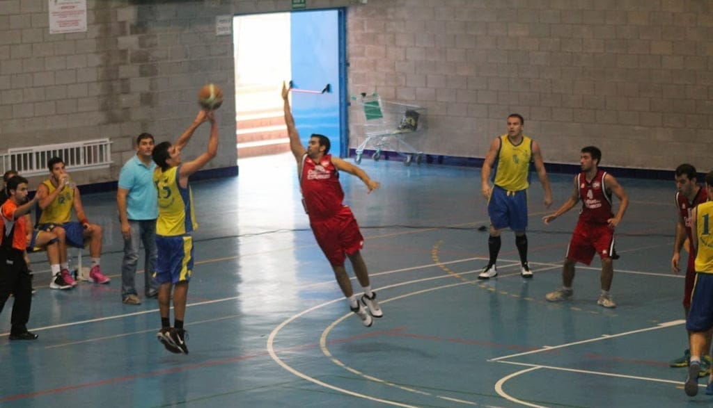 Edu Vicens en el momento de lanzar un triple