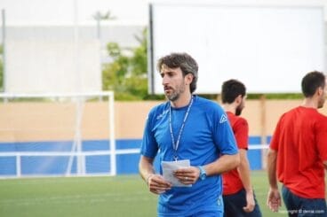 El técnico Juan Carlos Signes durante un entrenamiento