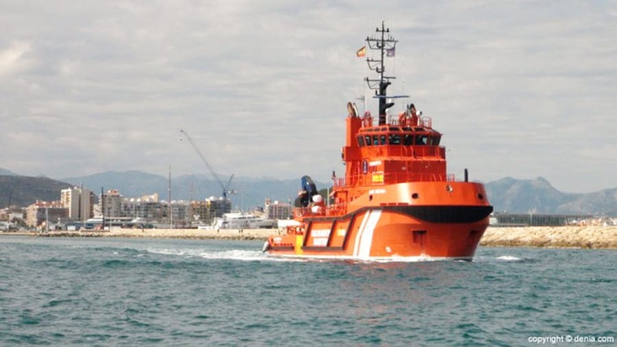 Rescatado un buceador tras sufrir un accidente de descompresión frente al Blay Beach 1 Embarcación de Salvamento Marítimo saliendo del puerto de Dénia