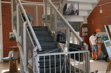 En las escaleras hay fotos de la exposición