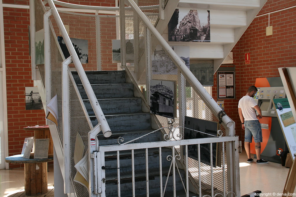 En las escaleras hay fotos de la exposición