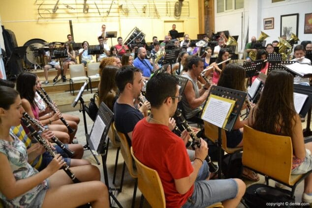 El joven dianense Javier Pinto dirigirá por primera vez el concierto de música festera de la Banda 5 Ensayo del concierto de la agrupació artística musical de dénia