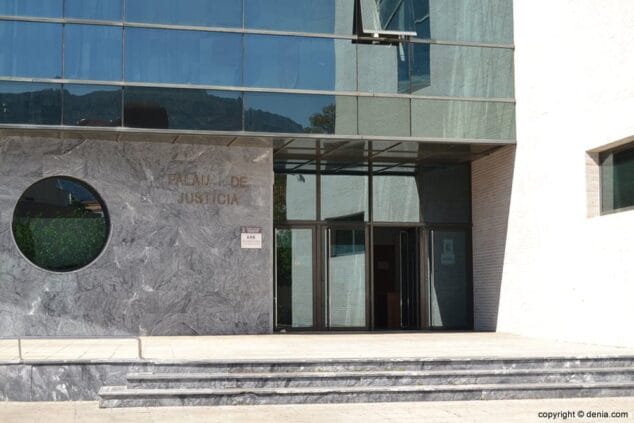 Entrada juzgados de Dénia