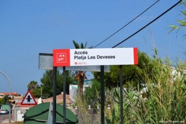 Entrada playa Les Deveses