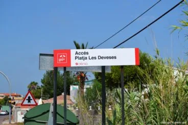Entrada playa Les Deveses