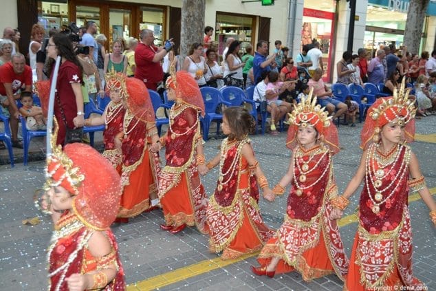 Cerca de 800 niños participan en el desfile infantil de ‘Moros i Cristians’ 60 Escuadra de la filá capitana Alkamar
