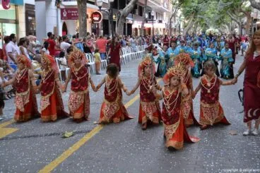 Escuadra de niñas de la filá Alkamar