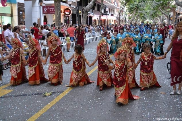 Cerca de 800 niños participan en el desfile infantil de ‘Moros i Cristians’ 55 Escuadra de niñas de la filá Alkamar