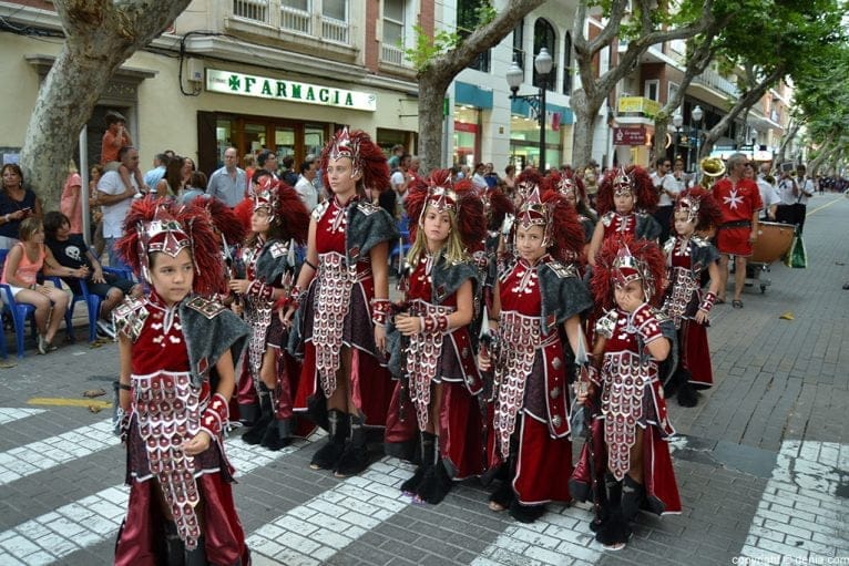 Escuadra de niñas de la filá Hospitalaris