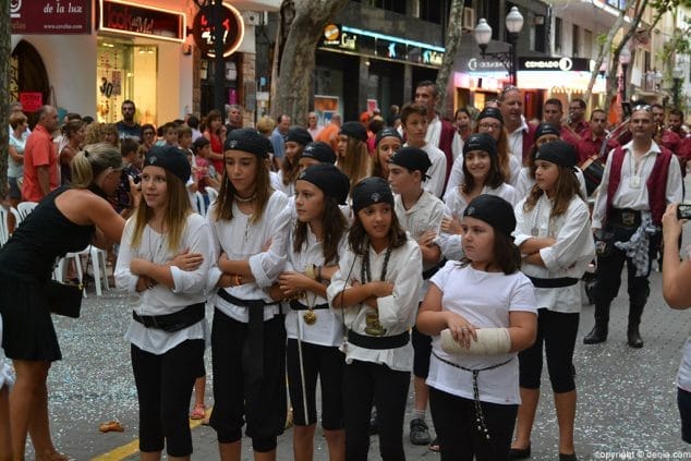 Cerca de 800 niños participan en el desfile infantil de ‘Moros i Cristians’ 53 Escuadra de niñas de la filá Marins Corsaris
