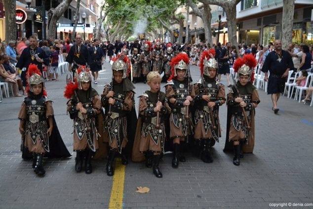 Cerca de 800 niños participan en el desfile infantil de ‘Moros i Cristians’ 49 Escuadra de niños de Deniers
