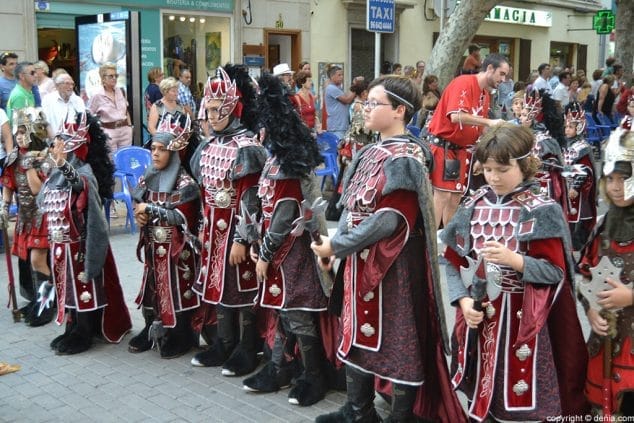 Cerca de 800 niños participan en el desfile infantil de ‘Moros i Cristians’ 48 Escuadra de niños de la filá Hospitalaris 2