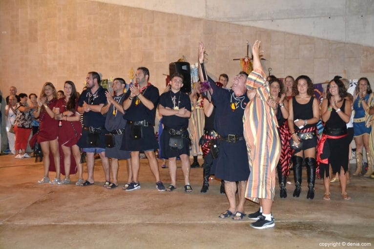 Escuadra desfilando en el concierto de bandas de Dénia