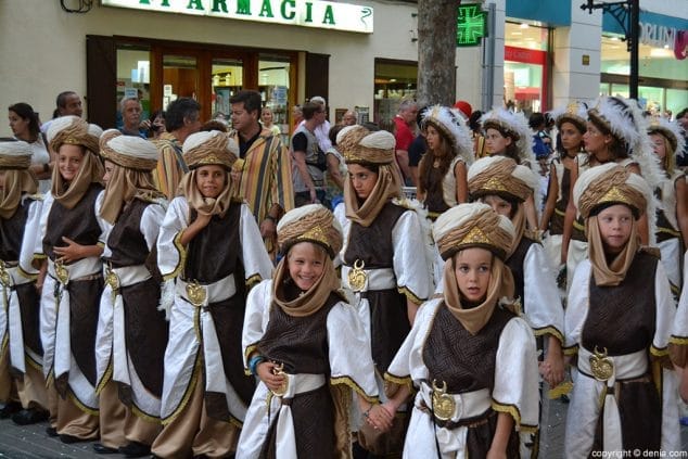Cerca de 800 niños participan en el desfile infantil de ‘Moros i Cristians’ 39 Escuadras de niños de la filá Walies