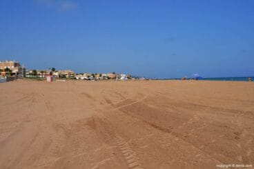 Extensión de arena en la playa de Els Molins