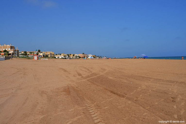 Extensión de arena en la playa de Els Molins