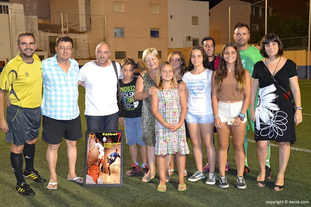 Familia Mena con el cuadro