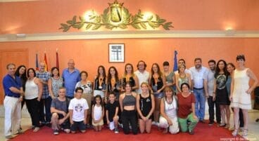 Familia junto a gimnastas y ediles del consistorio