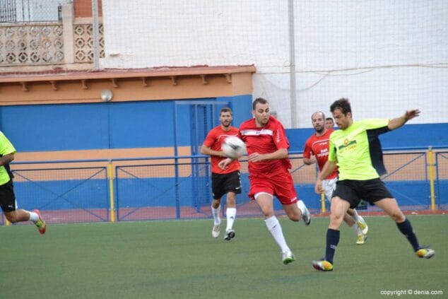 Fede Pozuelo buidant una pilota