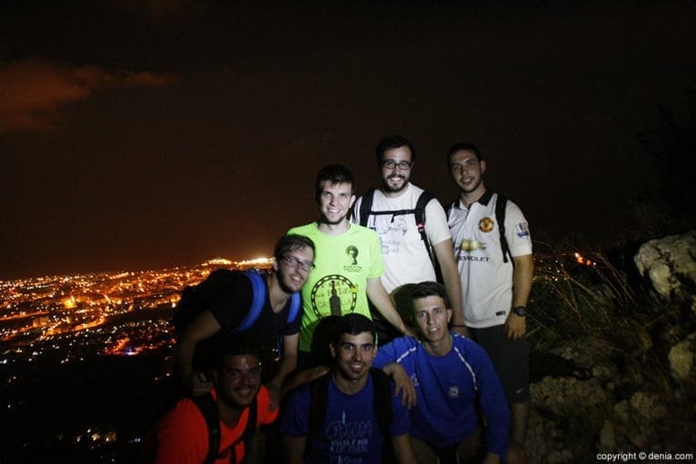 Foto de grupo con Dénia de noche al fondo