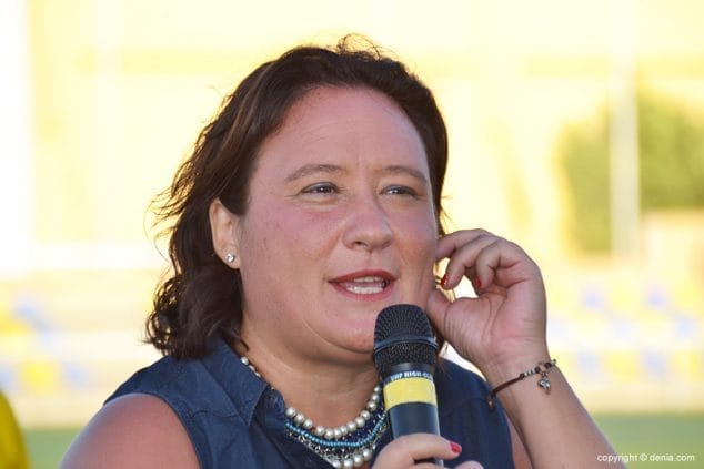 Gema Estrela hablando a la afición